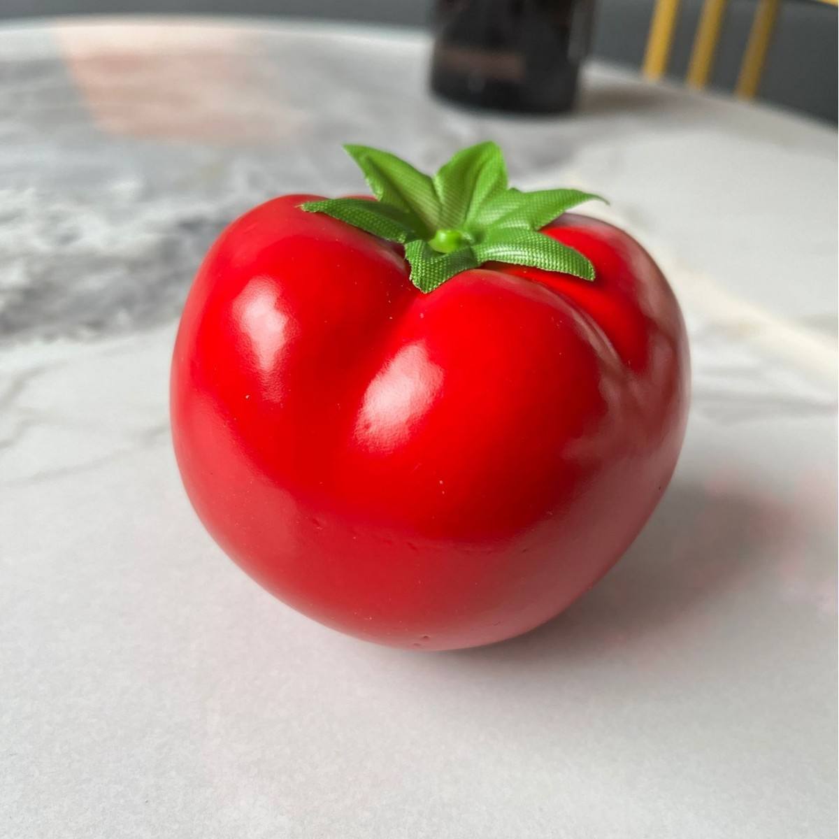 Tomate rouge entière