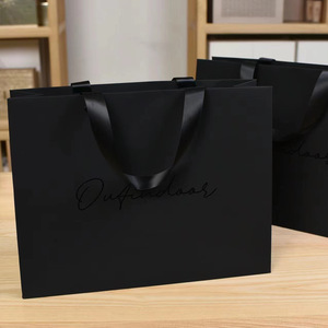 Borsa di imballaggio di carta verde di lusso con lamina d'oro Logo completo stampa accessori personalizzati a basso costo nastro per felpe e vestiti - Product Image 1