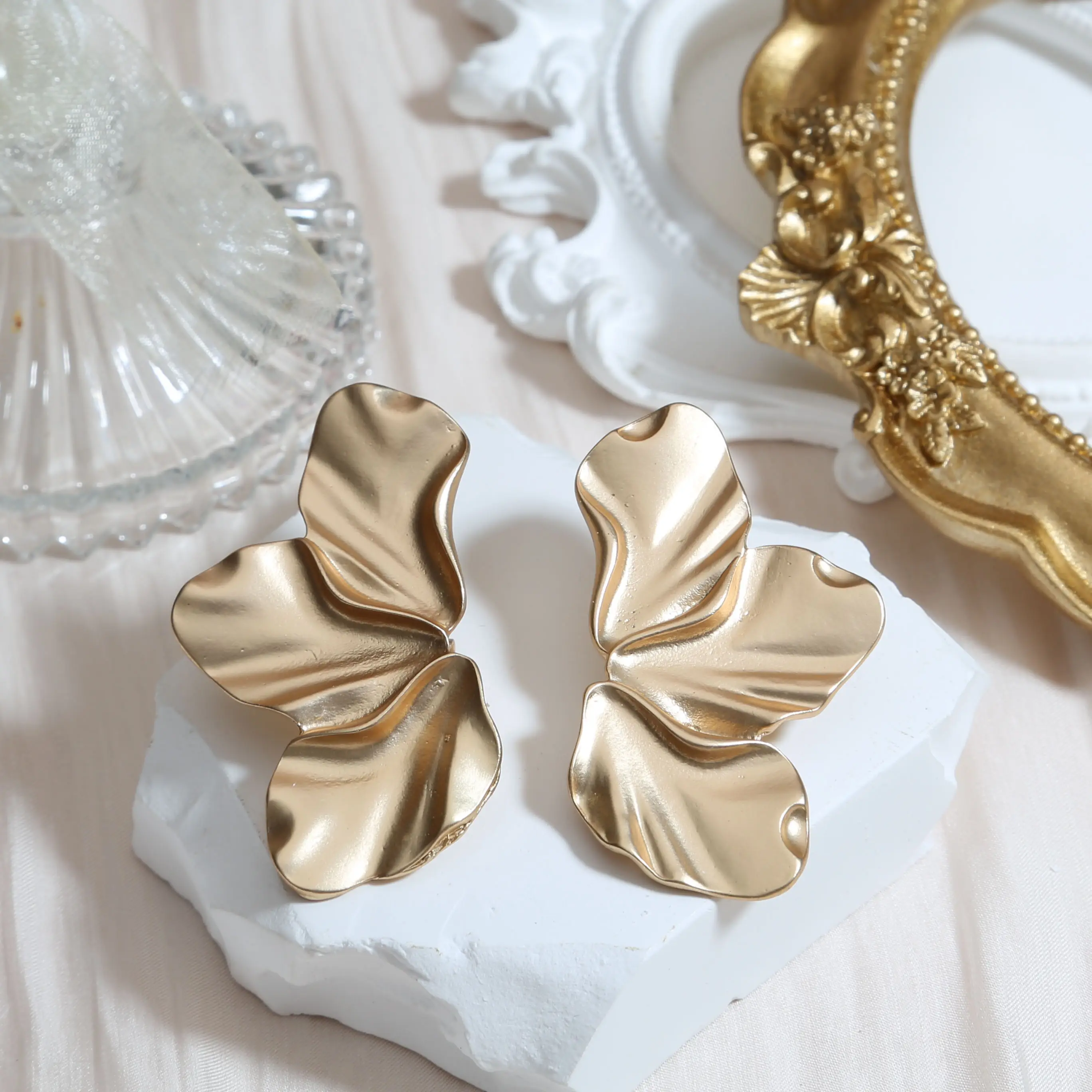 Boucles d'oreilles à pétales irréguliers, simples et élégantes, avec fleurs dorées, bijoux pour femmes