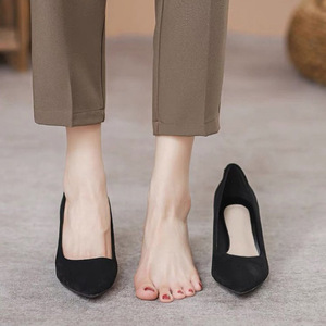 Pompes à talons aiguilles noires 2025 pour femmes bout pointu bouche peu profonde talons hauts en daim simples pour le travail et les déplacements quotidiens - Product Image 5