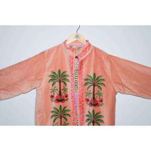 เสื้อแจ็คเก็ตบอมเบอร์ผ้ากำมะหยี่ลายดอกไม้สไตล์รอยัลเฮอริเทจ พิมพ์ลายด้วยมือสำหรับผู้หญิง สไตล์ชาติพันธุ์ตะวันตก เหมาะสำหรับฤดูใบไม้ร่วง ฤดูหนาว งานแต่งงาน และงานปาร์ตี้ - Product Image 4