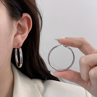 Cincin telinga ukuran besar metalik berkilau sederhana anting-anting trendi baru yang dipersonalisasi dan berlebihan anting-anting Hoop pemakaian harian