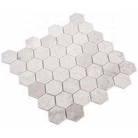 Carreaux de miroir en marbre blanc de Carrare texturé vieilli, forme hexagonale alvéolée, bord biseauté, style parquet européen, pour mur intérieur