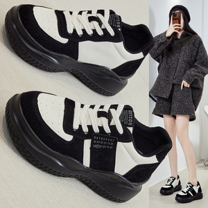 Chaussures de marche compensées tendance 2026 personnalisables avec logo pour le dropshipping – Chaussures Y2K légères en PU pour femmes, rehaussant la taille - Product Image 1