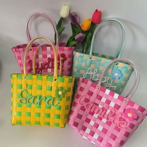 Panier de pique-nique personnalisé en nylon tressé, nom brodé, sac fourre-tout décontracté multicolore rose avec poignées, idéal pour les voyages, les mariages et les cadeaux de mariée - Product Image 3