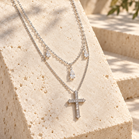 Collier minimaliste délicat à double croix superposée, élégant et de haute qualité, en laiton plaqué or 14 carats, pour femmes, de la marque ARNAN
