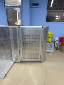 Plateforme antidérapante large en aluminium avec base sur pieds et unité d'angle de 60 cm pour le contrôle des foules lors de festivals - Product Image 5