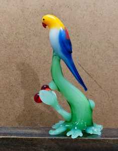 Pequeño Mundo de Cristal, Figura de Loro de Cristal Soplado a Mano con Plumas Coloridas en Rama Verde, Adorno Decorativo, Rajastán, Pascua - Product Image 5