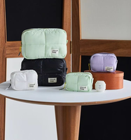 Sac de maquillage personnalisé très vendu, sac de toilette en coton matelassé, pochette cosmétique portable pour femmes, sac de voyage moelleux