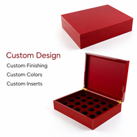 Boîte cadeau en bois rouge brillant sur mesure avec couvercle à charnière, inserts en mousse, emballage haut de gamme en MDF fait main