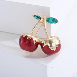 Broche <span class=keywords><strong>de</strong></span> Fruta Exquisito y Versátil con Flor <span class=keywords><strong>de</strong></span> Cereza Roja <span class=keywords><strong>de</strong></span> Aleación con Diamantes Completos y Esmalte, el Más Vendido, Lindo Pin para <span class=keywords><strong>Ropa</strong></span> - Product Image 1