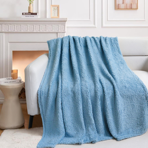 Manta de Felpa Suave Color Azul Cielo para Bebés y Niños, Decorativa y Cálida para la Cama - Product Image 2