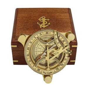 Astrolabe en laiton avec boîte en bois, instrument de navigation nautique vintage, décoration disponible chez Competitive Office Decor - Product Image 1