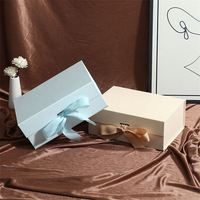 Vente en gros d'emballage de boîte-cadeau A4 personnalisé à fermeture magnétique profonde avec mousse grandes boîtes de papier cadeau en carton noir de luxe