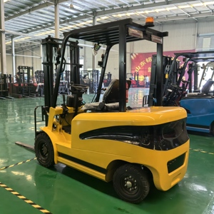 Electric Forklift With Lithium-Ion Battery 4WD Pneumatic Tires Pallet Handling For Logistics Distribution Centers