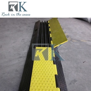 Rampe de protection de câbles en caoutchouc à prix abordable (1000x250x50mm) pour la protection des câbles au sol et la sécurité des événements - Product Image 5