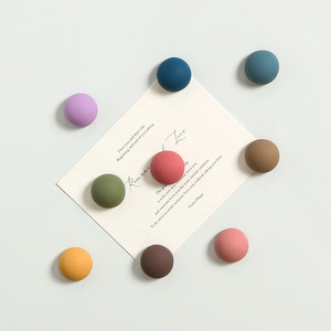 Imán de Resina con Forma de Media Luna en Color Macaron Morandi para Refrigerador, Imán Fuerte para Fijar Fotos, Diseño Creativo y Cultural para San Valentín - Product Image 3