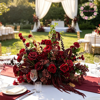 Décoration florale en rangée de roses bordeaux pour arche de mariage, centre de table, événements, allée et accessoires floraux au sol