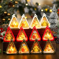 Lanterne LED rétro vintage de Noël en forme de triangle avec Père Noël et bonhomme de neige, idéale pour créer une ambiance festive.