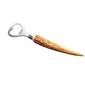 Ouvre-bouteille en bois artisanal écologique au design antique, pièce unique, pour bars, restaurants et cuisines, à prix très avantageux - Product Image 1