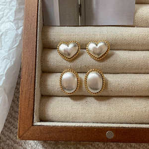 Pendientes de tuerca coreanos retro barrocos al por mayor, chapados en oro, ovalados con perlas nupciales, joyería de aleación de moda para mujer - Product Image 2