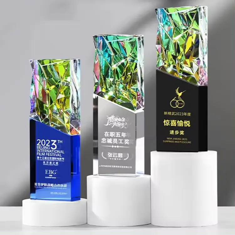 2024 großhandel neuer stil regenbogen kristall glas plaque trophy benutzerdefiniertes 3d-design K9 kristall trophy auszeichnungen