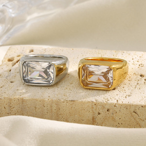 Bague signet rectangulaire en acier inoxydable 316L plaqué or 18K PVD, sertie de zirconiums cubiques, étanche, hypoallergénique, pour femme - Product Image 6