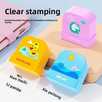 Vente en gros Intoss YZ008 Tampon nominatif en plastique au design de dessin animé mignon en forme de poupée, logo personnalisé pour vêtements d'enfants photosensible