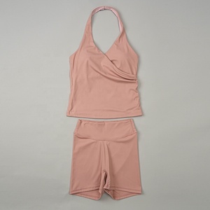 Top Halter con Cuello en V Cruzado y Corte Ajustado, Fabricantes OEM Personalizados, con Conjunto Deportivo para Mujer - Product Image 4