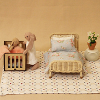 Cozy & Healing Miniature Home Play Set Bunny Plush Dolls Lit en rotin Berceau en bois et décor de fleurs Cadeau pour enfants et adultes