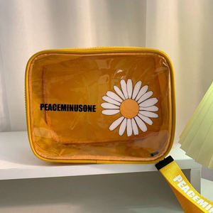 Bolsa Cosmética Transparente com Padrão de Margarida Personalizada com Logo Bolsa de Maquiagem em PVC Transparente à Prova d'Água para Cuidados com a Pele e Produtos de Higiene - Product Image 4