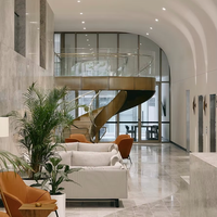 VIKO 2025 Hall d'hôtel de haute qualité Escalier incurvé en verre Marbre Bande de roulement Bâtiment commercial