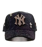 Gorra de Béisbol Negra con Adornos de Diamantes de Imitación, Colgante de Cruz Metálica, Detalles de Remaches con Cristales Brillantes y Visera Curva