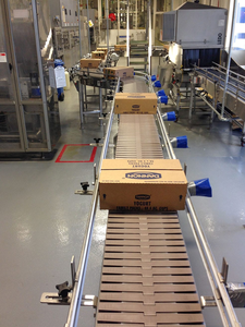 Máy vận chuyển băng tải tự động mặt phẳng cho đóng gói chai nước giải khát - Product Image 6