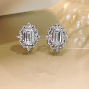 Pendientes de Diamantes con Corte Esmeralda en Oro Blanco E2610, Joyería Clásica para Mujer, Engaste de Garra en Forma de Estrella - Product Image 3