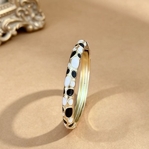 Al por mayor, Nuevas pulseras retro de aleación chapada en oro para mujer, con diseño floral de diamantes cloisonné, estilo vintage chino inspirado en esmalte abierto - Product Image 6
