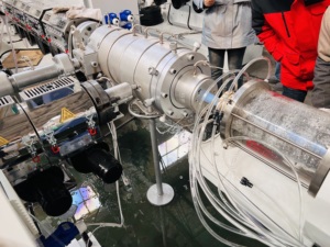 Machine de fabrication de tuyaux en polyéthylène haute densité (PE) pour l'eau, ligne de production de tuyaux de drainage en HDPE, ligne de production de tuyaux en PPR - Product Image 1