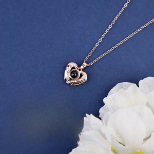 <span class=keywords><strong>Collana</strong></span> <span class=keywords><strong>con</strong></span> <span class=keywords><strong>Proiezione</strong></span> a Forma di Ali d'Amore in Acciaio Inossidabile Personalizzabile <span class=keywords><strong>con</strong></span> Immagini, Certificazione CE, per Regalo di San Valentino - Product Image 4