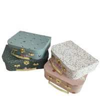 Valise en carton personnalisée en gros pour enfants, boîte cadeau bébé, boîtes en papier recyclé avec doublure en éponge, gaufrage et logo personnalisé
