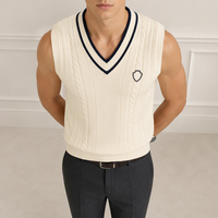 Gilet pull sans manches pour homme, style Old Money, tricoté, col en V, blanc ivoire, bordure marine, style cricket, avec emblème bouclier, personnalisé OEM
