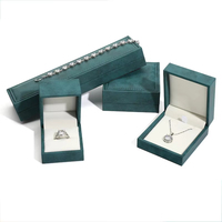 Vente en gros de boîte à bijoux luxe en velours avec logo personnalisé emballage rectangle en plastique pour bracelet, boucle d'oreille, collier, bague et bijoux