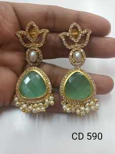 Belle boucle d'oreille en pierre de laiton à la mode avec boucle d'oreille Moti blanche pour femmes et filles gouttes et Danglers en laiton - Product Image 2