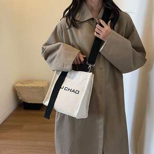 Sac fourre-tout mini bandoulière imprimé lettres, réutilisable et durable, avec poches zippées, idéal pour la plage et le shopping, pour femmes - Product Image 2