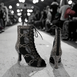 Bottes de <span class=keywords><strong>danse</strong></span> Offre Spéciale pour femmes talons en gros chaussures en soie évidées avec de petites perles brillantes pour un usage quotidien - Product Image 1
