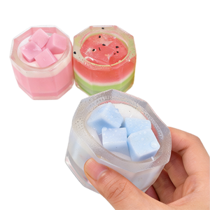 Jouet à presser en TPR coloré et réaliste de 6 cm, en forme de gobelet de milkshake ou de pudding (pastèque/mangue/fraise), solide, sans liquide ni gel, pour filles - Product Image 1