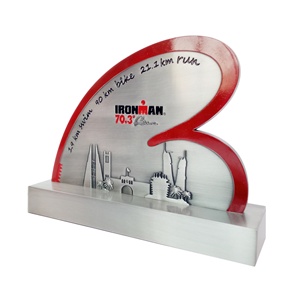 Trophées exclusifs du championnat Ironman de <span class=keywords><strong>la</strong></span> course à pied Marathon Sports personnalisés Gris d'or pour le gagnant de <span class=keywords><strong>la</strong></span> première place - Product Image 3