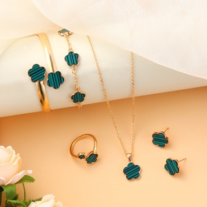 Parure de Bijoux Fleur Porte-Bonheur Plaqué Or – Bracelet, Collier Trèfle à Cinq Feuilles, Bague et Boucles d'Oreilles en Alliage - Product Image 3