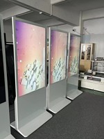 Papan iklan Digital berdiri lantai putih 32 43 49 55 inci dalam ruangan Totem vertikal pemutar iklan LCD
