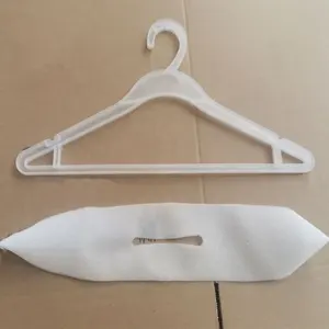 Passe le détecteur d'aiguille noir et blanc ou la couverture antidérapante en mousse dure de couleur personnalisée pour les cintres - Product Image 1