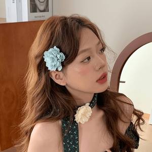 Pinza de pelo de flores de simulación al por mayor, horquilla de flores de tela de color sólido, accesorios para el cabello de vacaciones junto al mar para niñas - Product Image 3